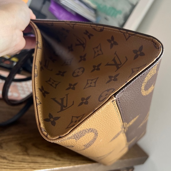 Sold Authentic Louis Vuitton OnTheGo MM - Picture 3 of 10